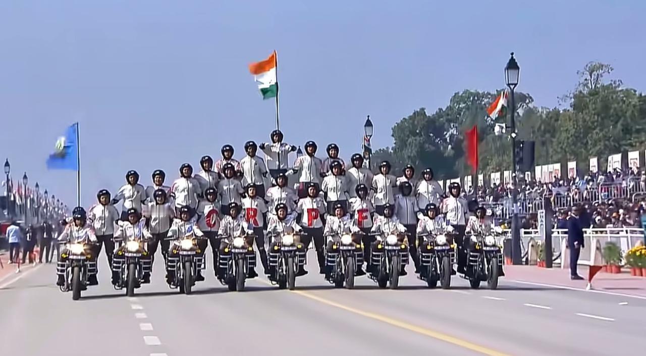 看了印度阅兵仪式上的摩托车队表演视频，终于知道为什么印度摩托车能够主导非洲市场，