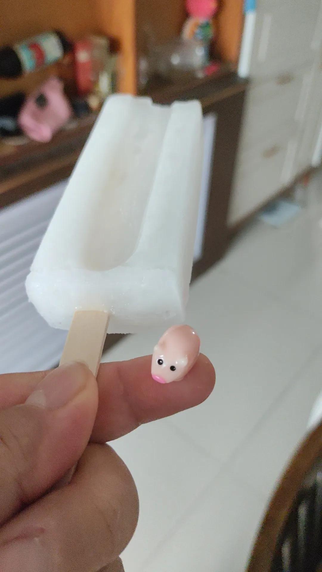 从某宝看到的小玩具，买到手以后竟然这么小，哈哈哈，幸好我眼神好，不然拆开快递掉地