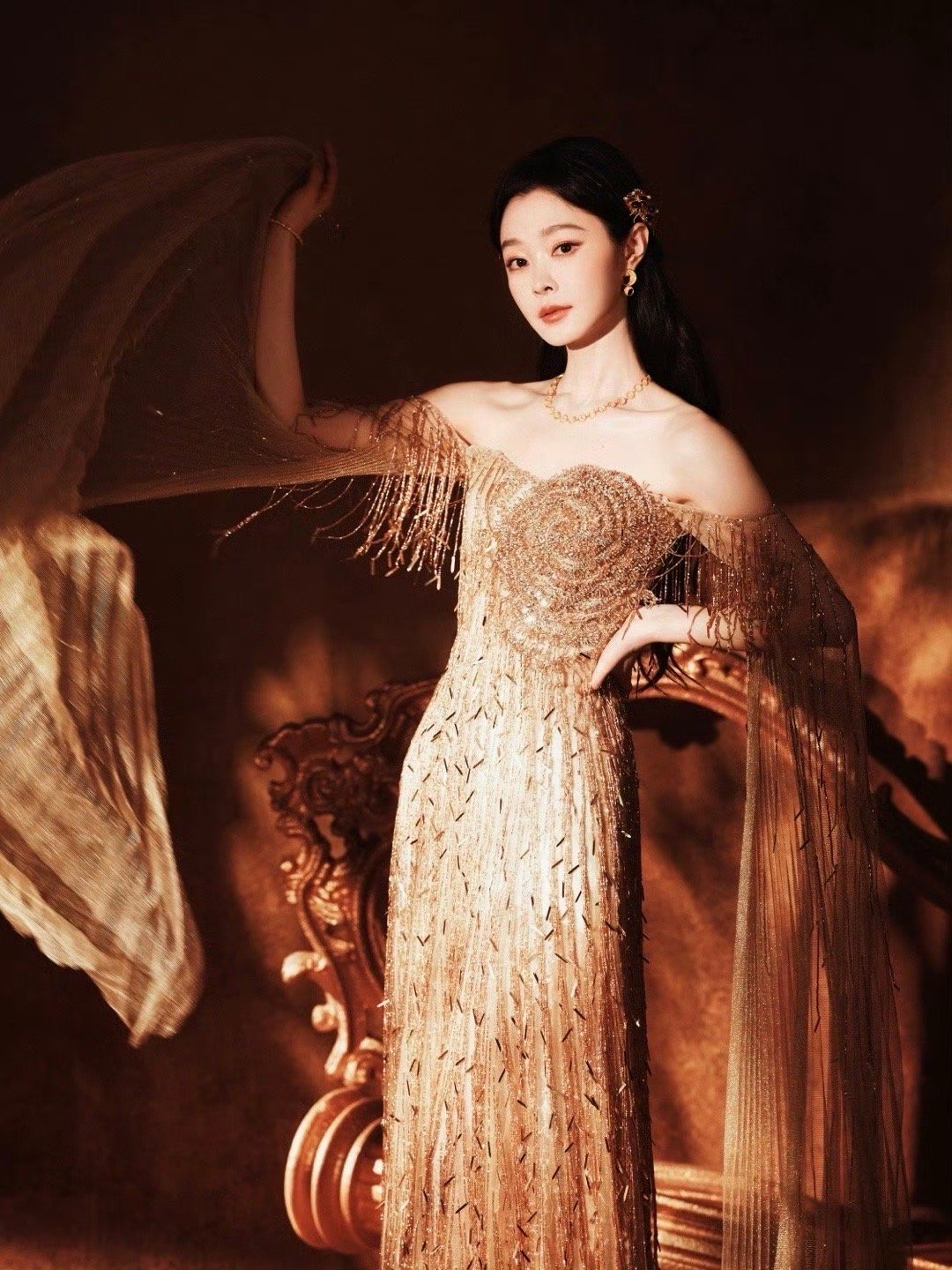 宋轶人比花娇宋轶今日状态🈶，说一句人比花娇不为过！娇俏脸庞贵气感拉满，自带bl