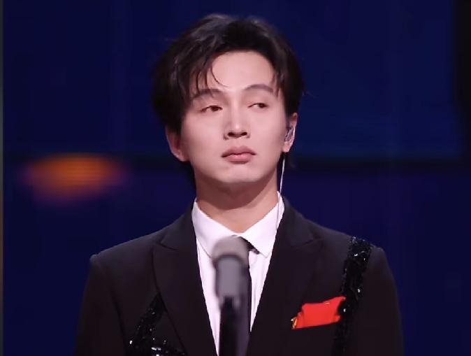 披荆斩棘一公淘汰了欢子，二公淘汰了叶润泽，两位的共同点是都是专业歌手，个子都不高