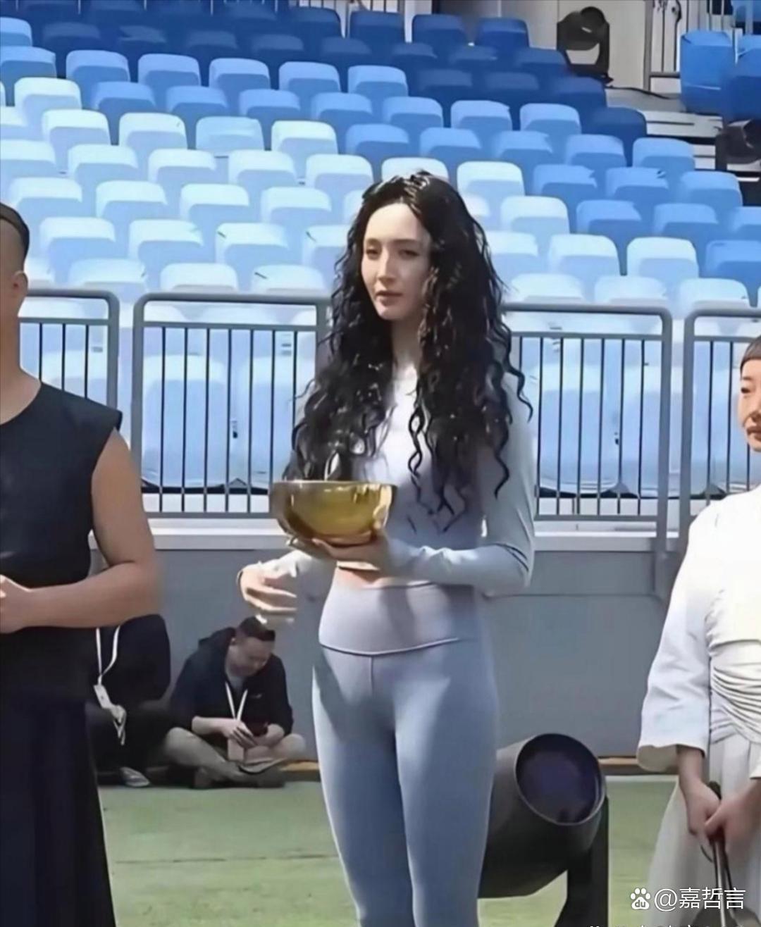 金晨变样了，一点都没认出来。 