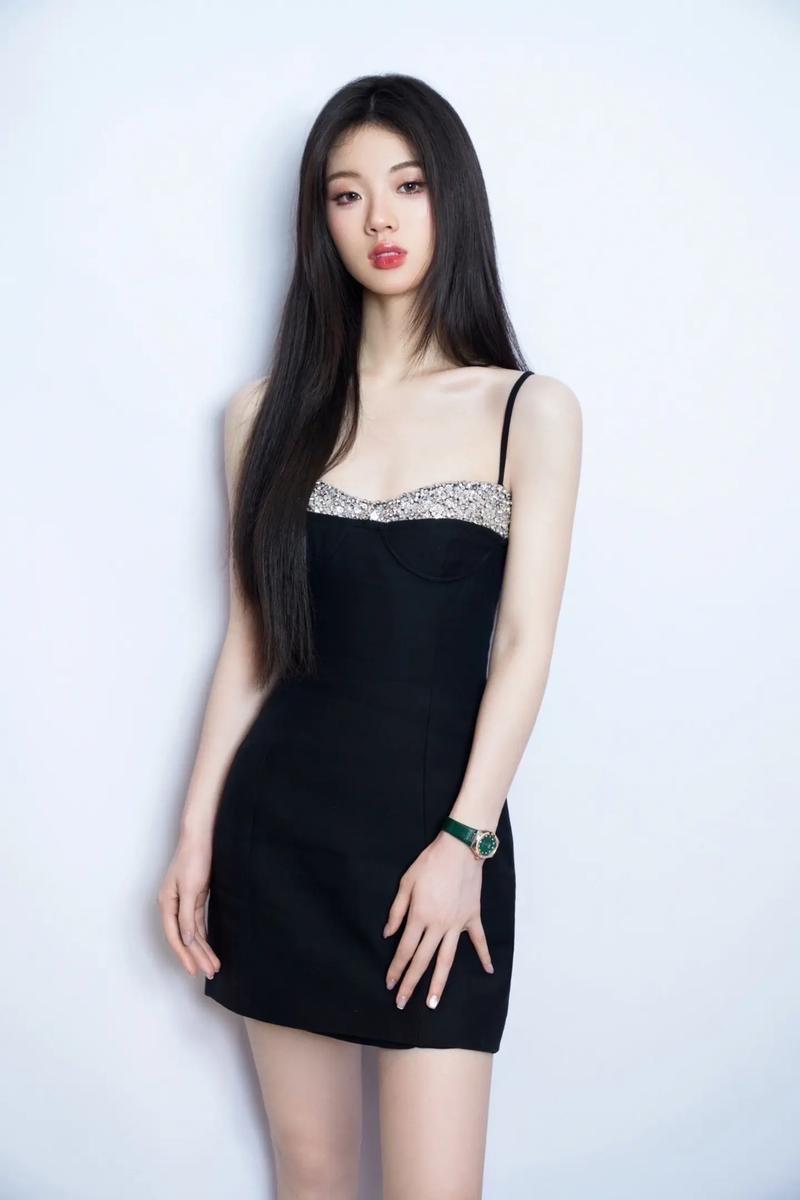 曾经的人间精灵，如今的魑魅魍魉，早期的单依纯很清纯，看着就是很招人喜欢的类型。连