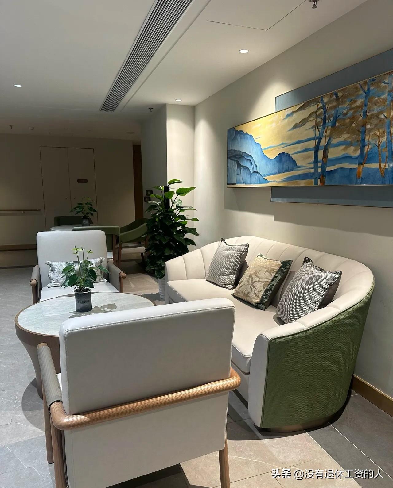 退休以后，我一直坚持两件事情：

第一：家里的家具，家电，只要没坏还能用，坚决不