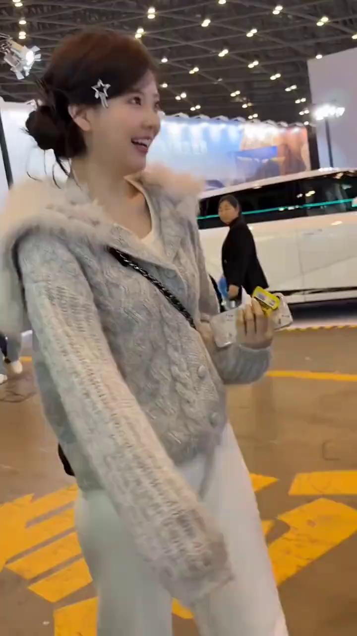 现在证明女生确实比男人色。对呀，是我的脸太小了，我是拿脸。