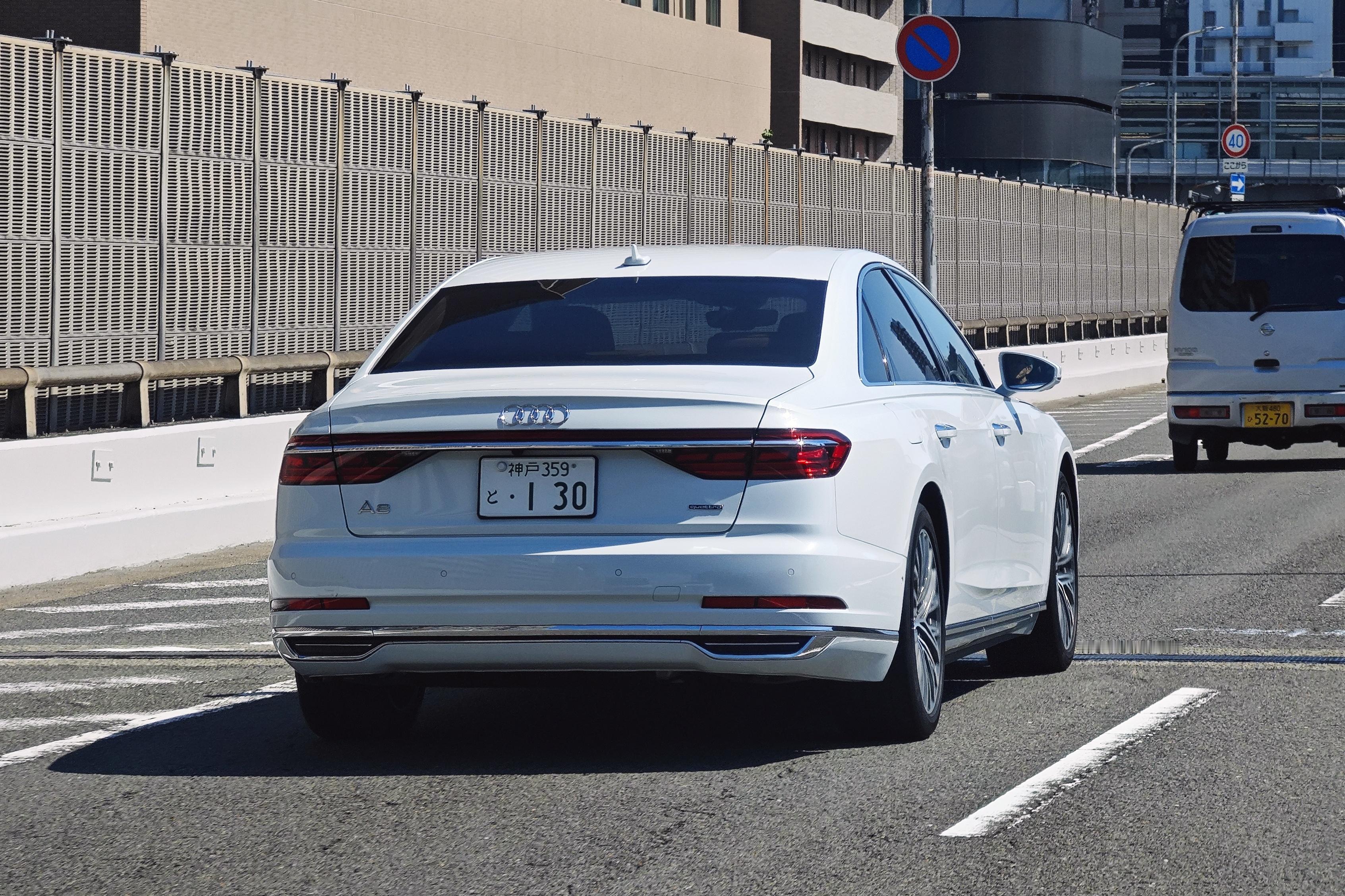 偶遇标轴奥迪A8[doge] 跟宝马7系全系长轴化不同，D5 这代 A8 依然保
