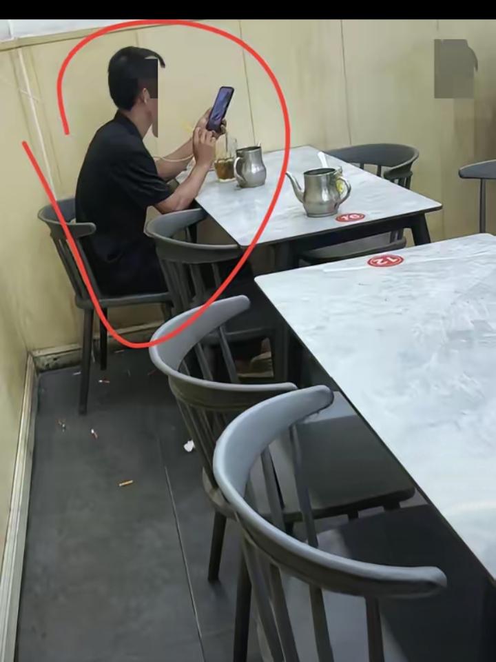 这个大哥，从我开门，就进来坐着，现在都已经两个多小时了，他也不点东西吃，然后要了