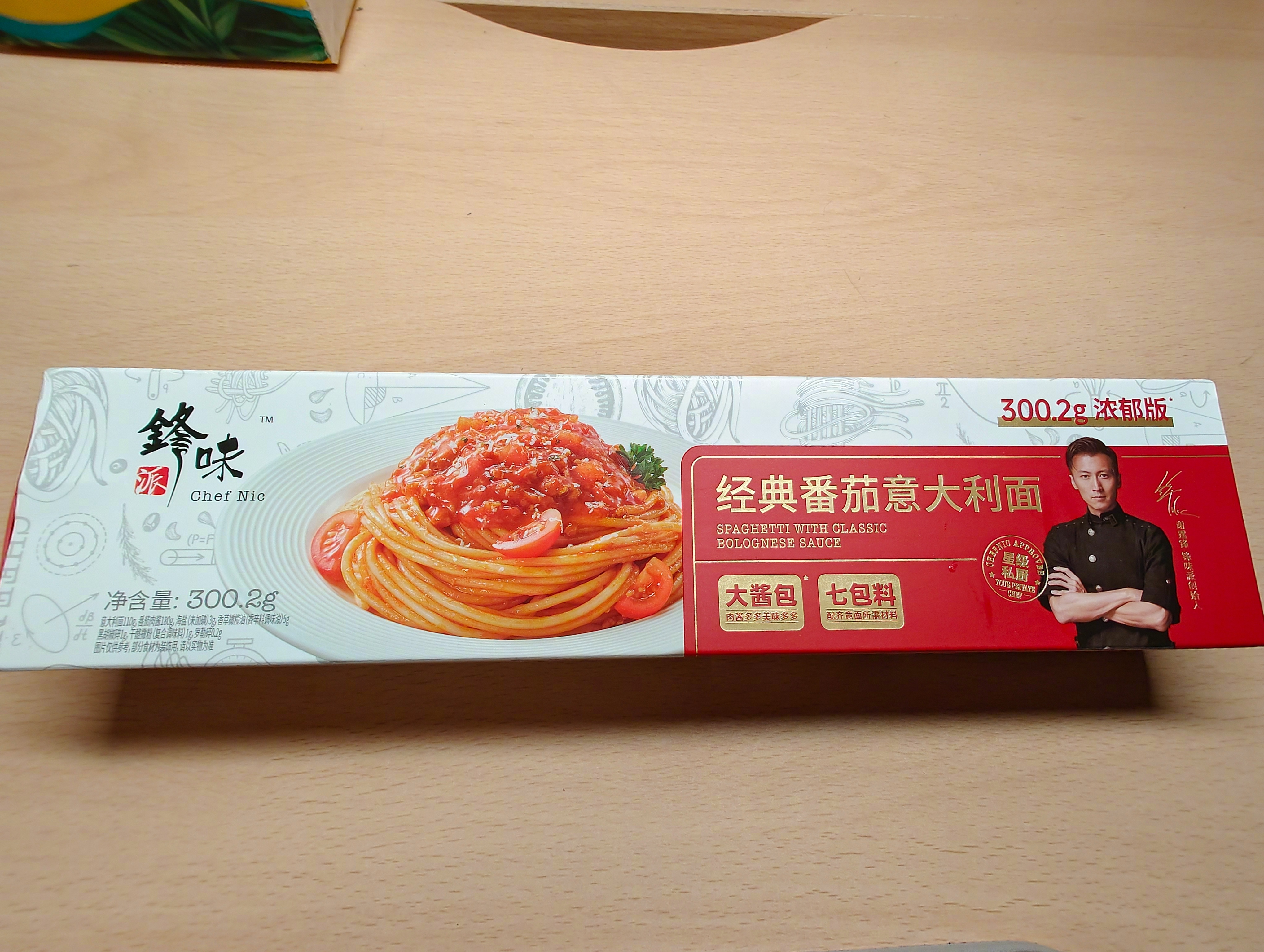 永辉买的锋味意面，24.9元一盒。吃的时候，突然发觉，谢霆锋真的太有商业头脑了。