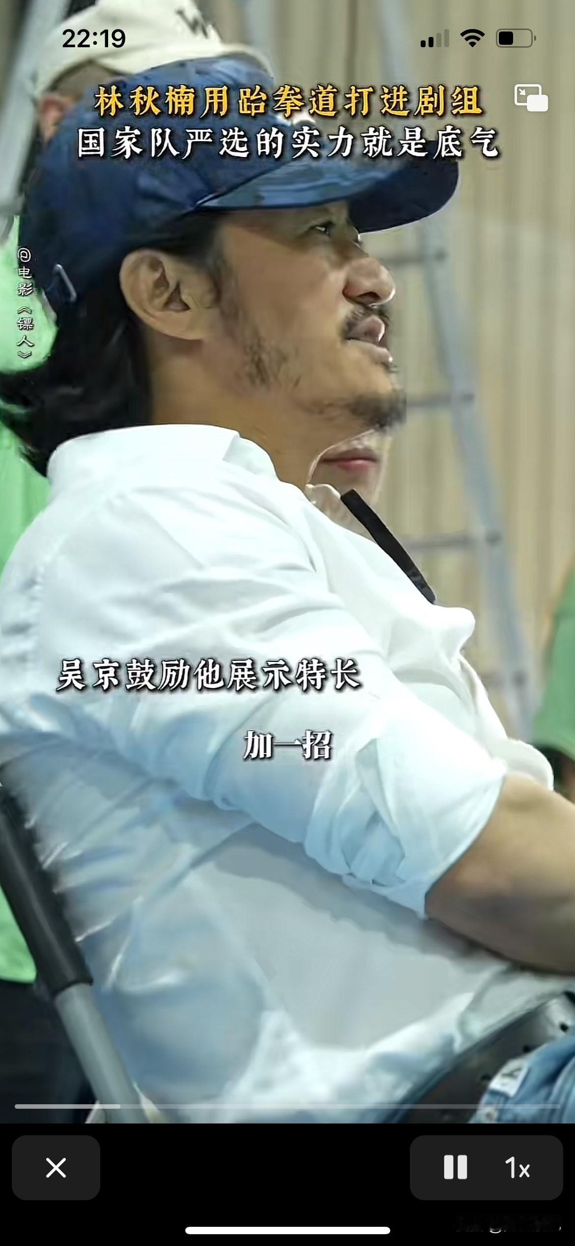 吴京老师工作起来特别认真，别看他平时都是摇头晃脑的，走路潇潇洒洒的，但是工作起来