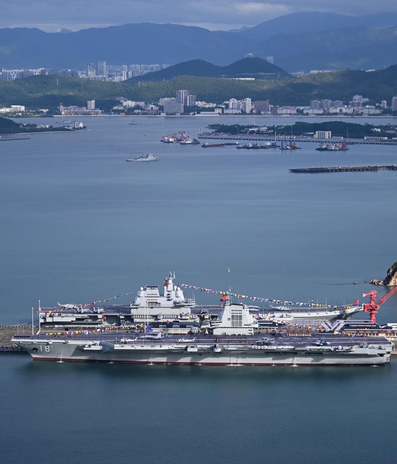 福建舰与山东舰，远处一艘九千匹大拖