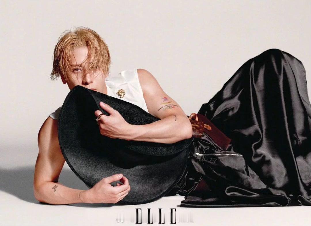 王嘉尔手臂肌肉轮廓王嘉尔的健身痕迹不愧是Jackson Wang，时尚表现力和身