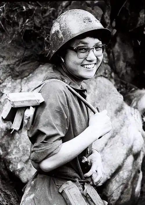 1986年4月，23岁女医护刘亚玲以请假回家探亲为由，偷偷跑到老山前线救治伤员战