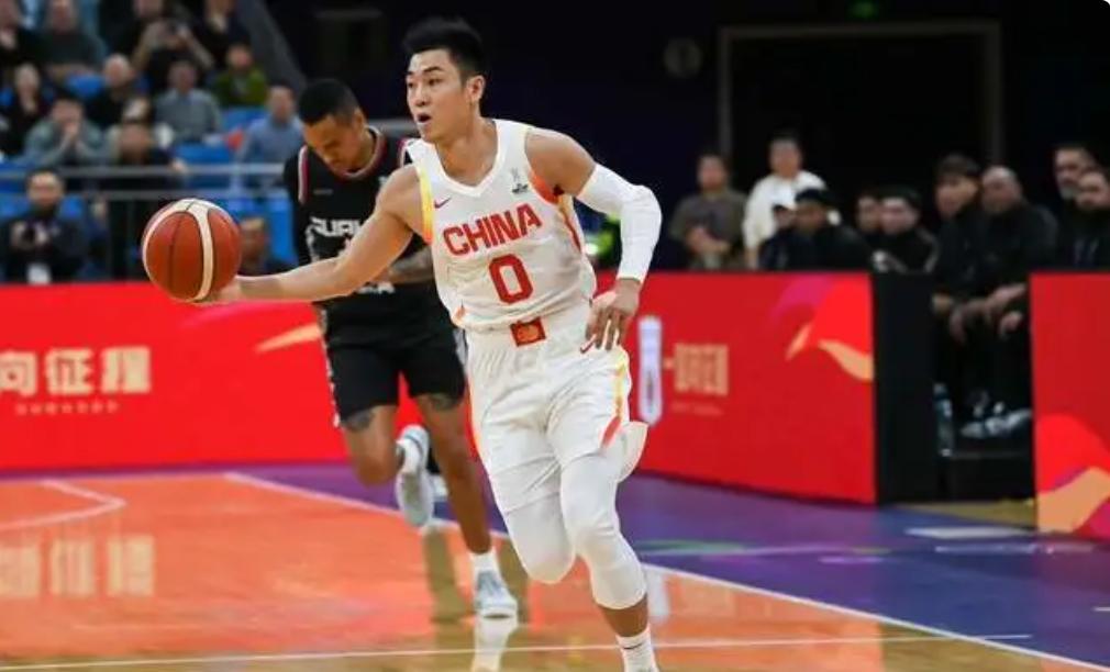 🏀 高诗岩被骂到离队。去美国治的不是膝盖，是心。
中国男篮刚宣布：高诗岩离队，
