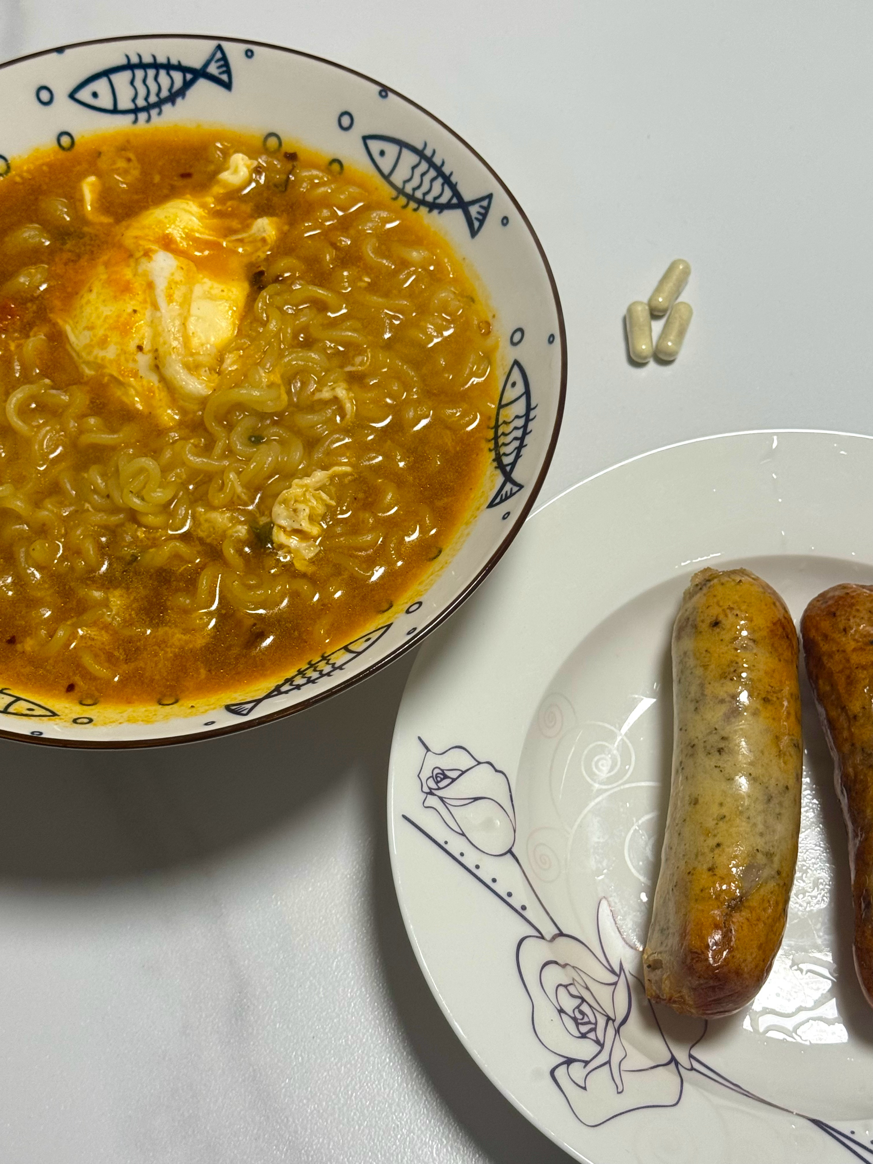 十一点半的辛拉面需要三粒消肿药配之。 