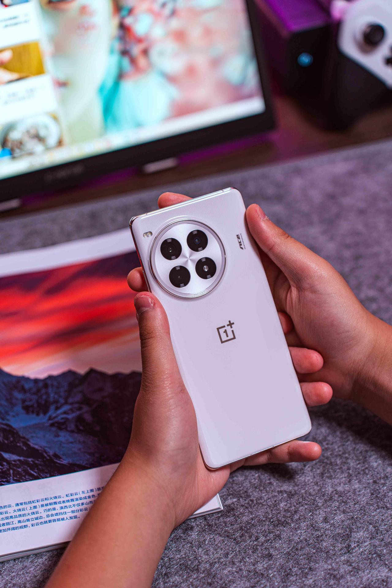 晒下一加Ace3Pro，陶瓷背板手感太赞了
发布会我就被这个超白瓷白震撼到了，第