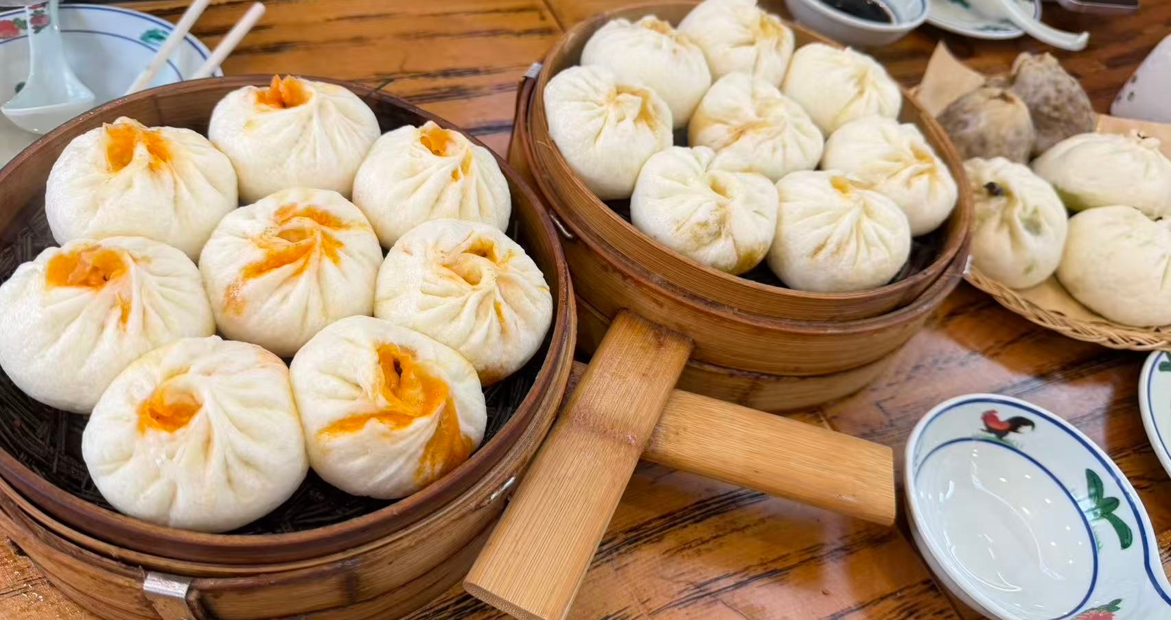 中午吃了有点一般的小龙虾包子还可以但不是很可以的酱肉包子那晚上我吃什么尼？ 