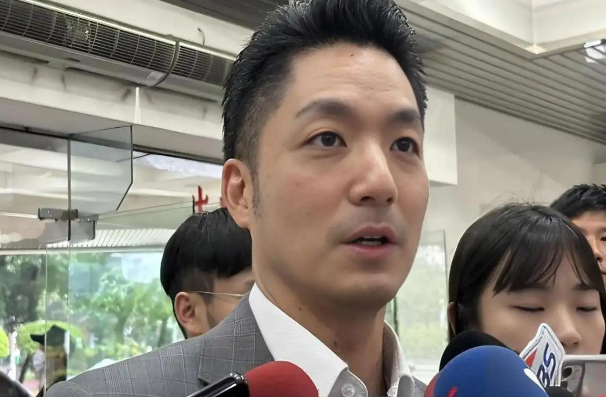 蒋万安：“我是台湾人、就是‘中华X国’国民，这就是我的立场”！

今年48岁的蒋