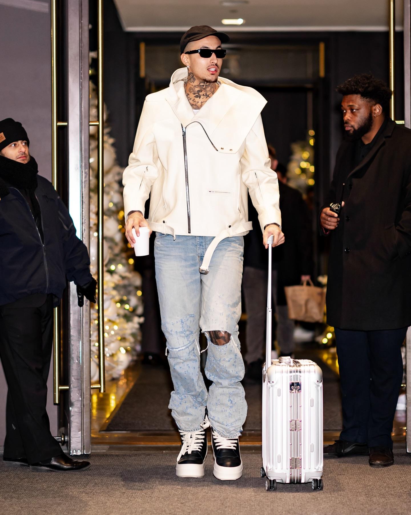 颜值担当！凯尔-库兹马Ins晒自己的近照与球迷分享