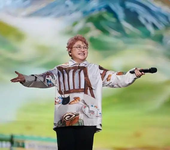 韩红武汉演唱会官宣取消了，从走个面开始，社会上关于韩红的方方面面讨论很多。 
