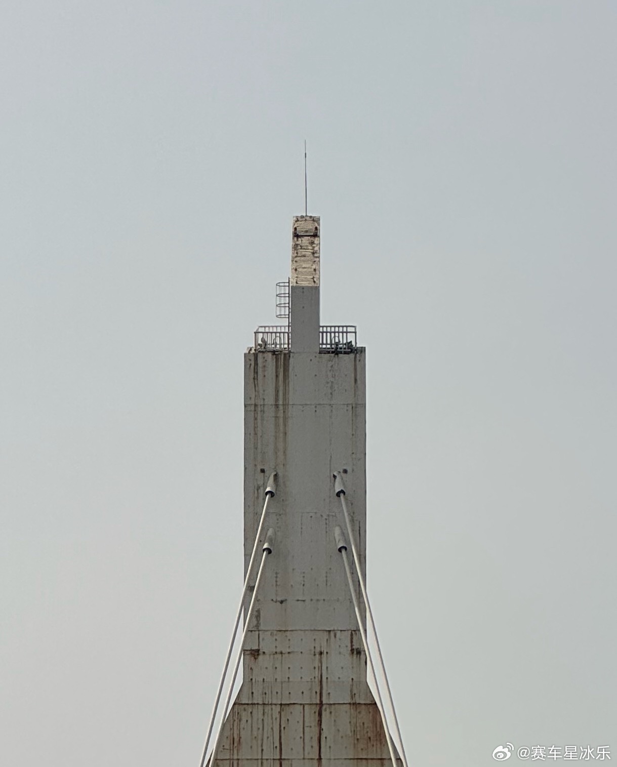 看着这个大桥仿佛顶上没完工的样子，定睛一看，好像在给我竖中指 