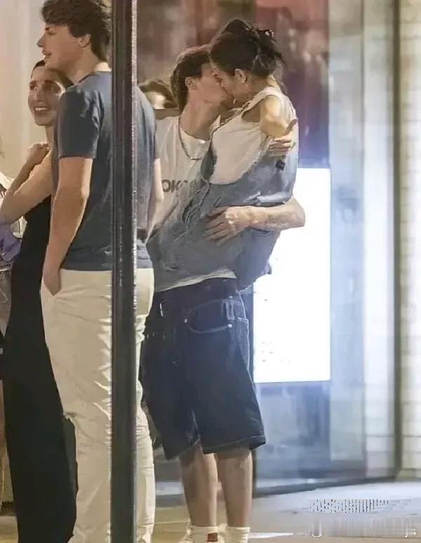 贝克汉姆小儿子克鲁兹换新女友，外貌神似其母。 