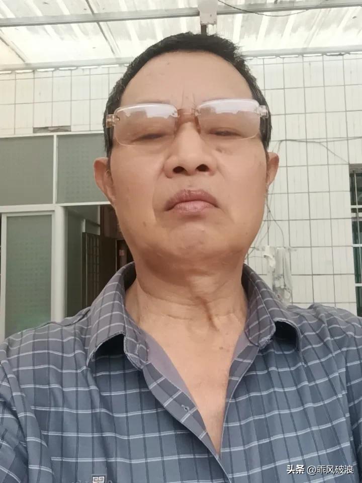 9月14日天气半阴半晴，最高气温30度，身上套了一件秋衣外套，体感刚好，不凉也不