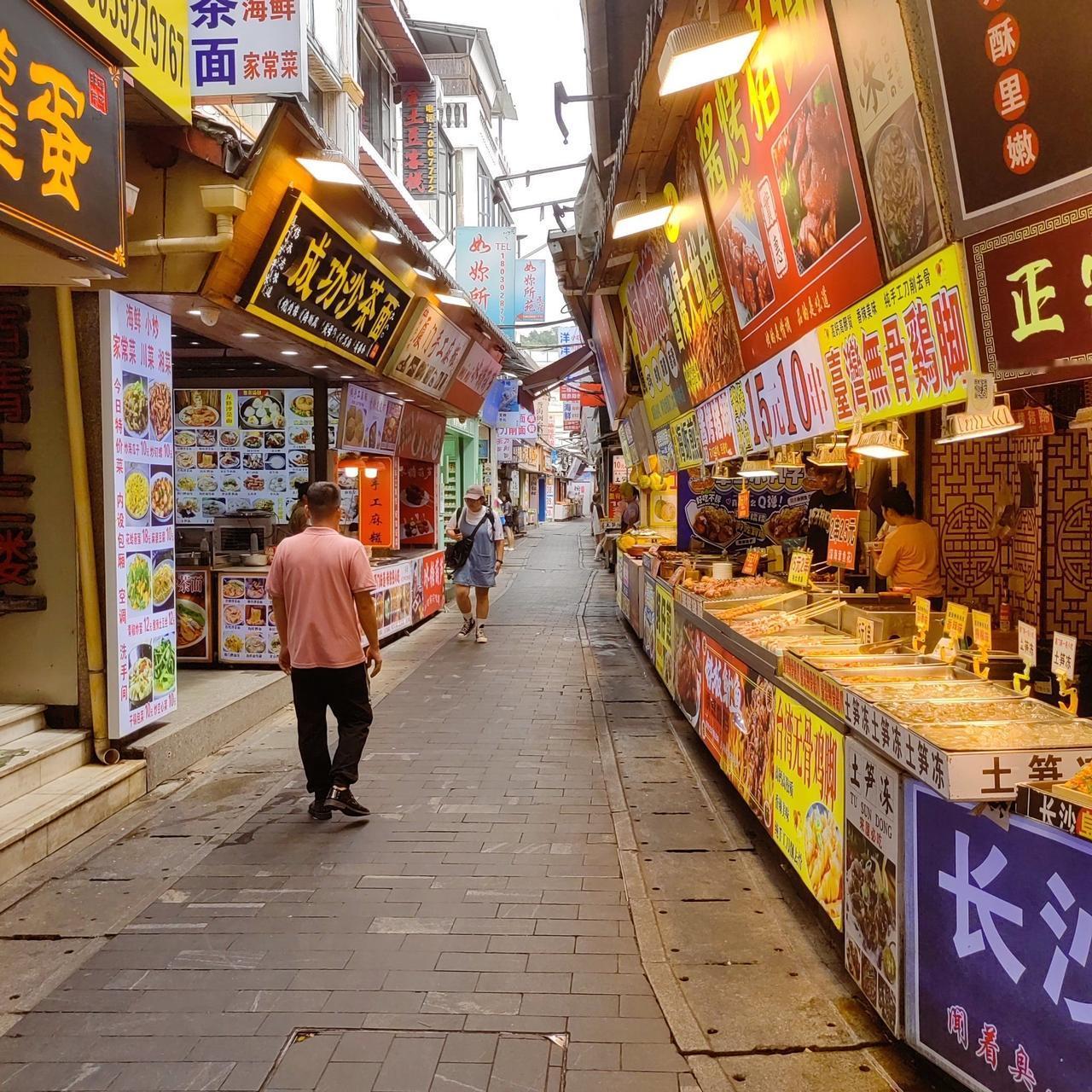 整条小吃街，竟用同一个收款码！最新回应来了  

近日，一则关于某市最热闹的小吃