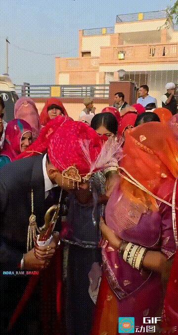 印度风俗，女婿和丈母娘举行哺乳仪式。

印度新郎上门迎亲，要先在大庭广众之下和丈