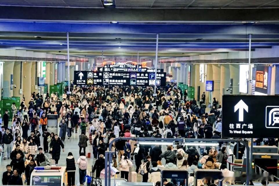 随着成都地铁线网越织越密，2025年跨年夜单日客运量冲破1000万人次的纪录。这