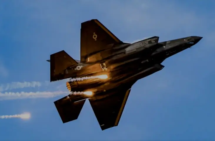 一架美国空军F-35A战斗机在阿联酋上空发出7700应答器信号，这是通...