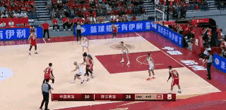 中国男篮大将朱俊龙真是走了狗屎运！在今天中国男篮主场迎战荷兰男篮的热身赛中，当时
