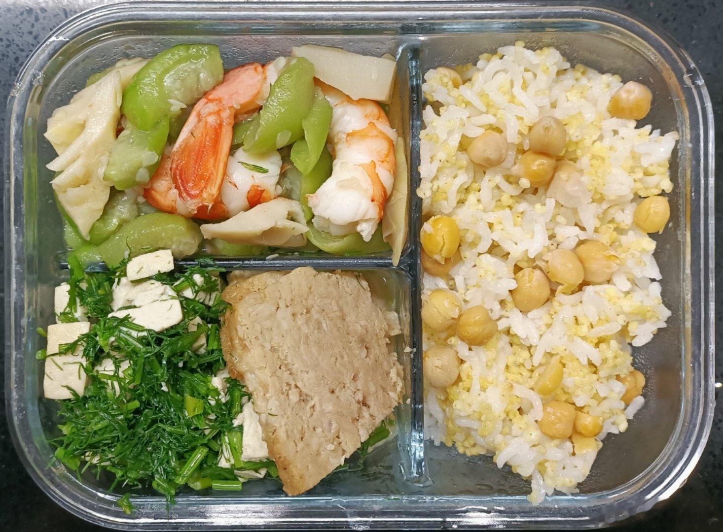 #儿子的午餐##这个问题吃什么# 大米小米大黄米鹰嘴豆米饭，丝瓜竹笋红虾尾，茴香