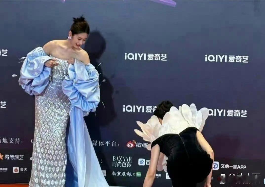 颖儿像是披了个窗帘就出来走红毯了啊！人美穿啥都好看！ ​​​