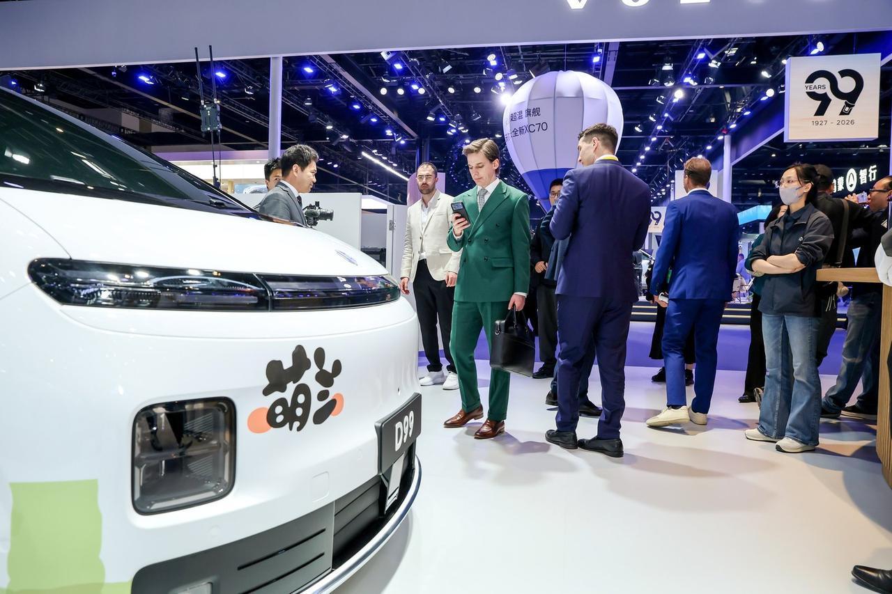 陪老板去车展，他找到了自己的 dream car！
 
北京车展的看头还是挺多的