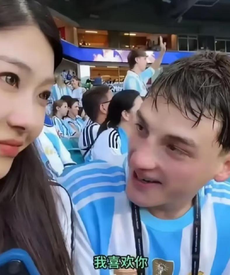阿根廷小伙看台跪地求婚，中国姑娘三分钟就答应了？我第一反应是剧本，但翻遍评论区，