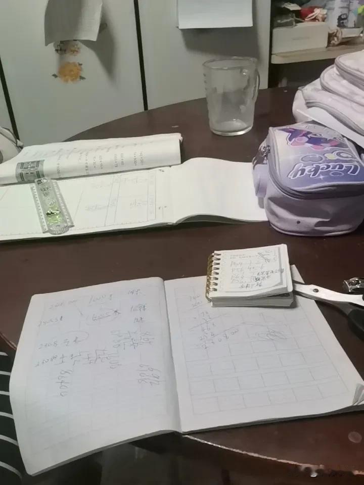 这孩子为什么自律性这么差，写个作业这么费劲，我上学时，可不这样，这孩子真气人！