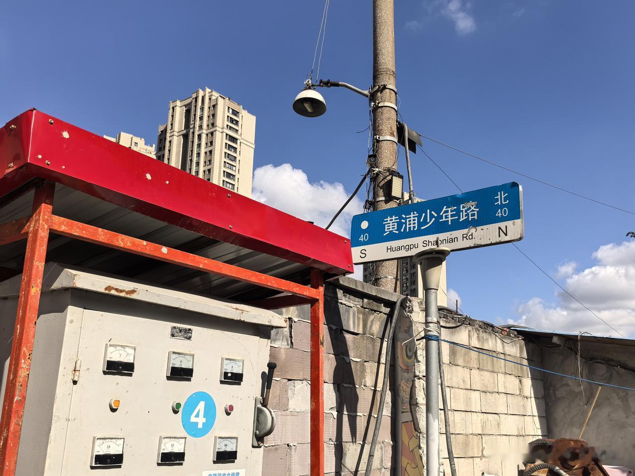 去大兴街拆迁地再看看，拆了近十七个月，现变成停车场，不见有开工的迹象。

黄浦少