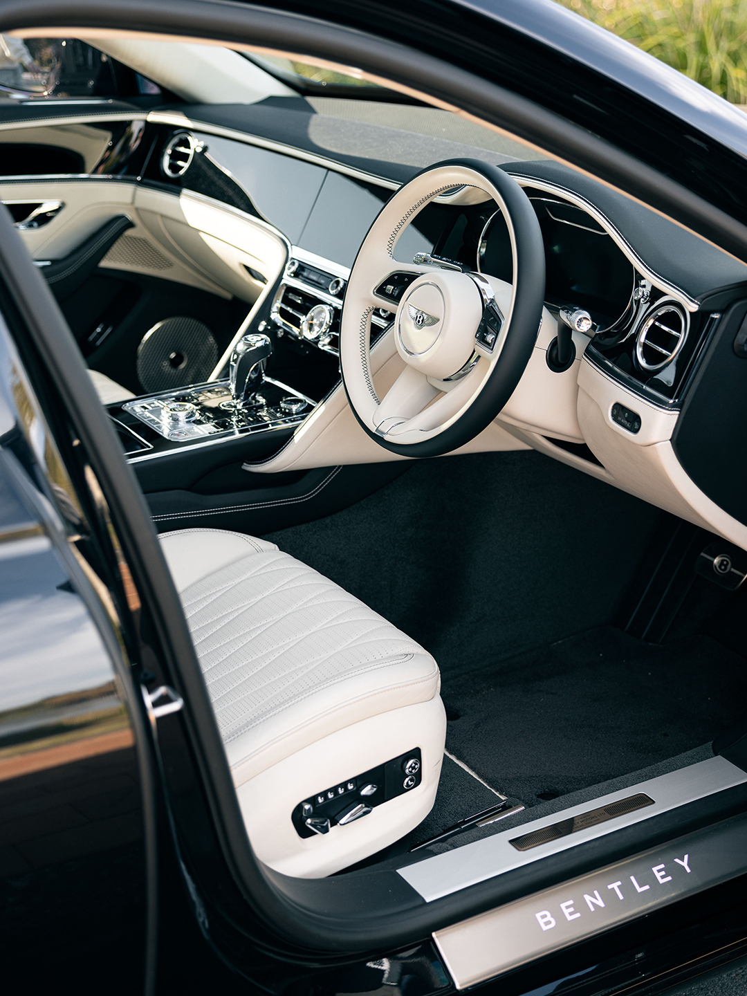 外观宝石黑车身+炫黑套件，内饰真皮、金属手工打造，支持多色氛围灯和高级音响，舒适