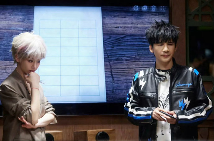 戚薇白毛老公姐戚薇银粉挑染短发 看完《大侦探》直接被戚薇的白毛造型圈死！又飒又美