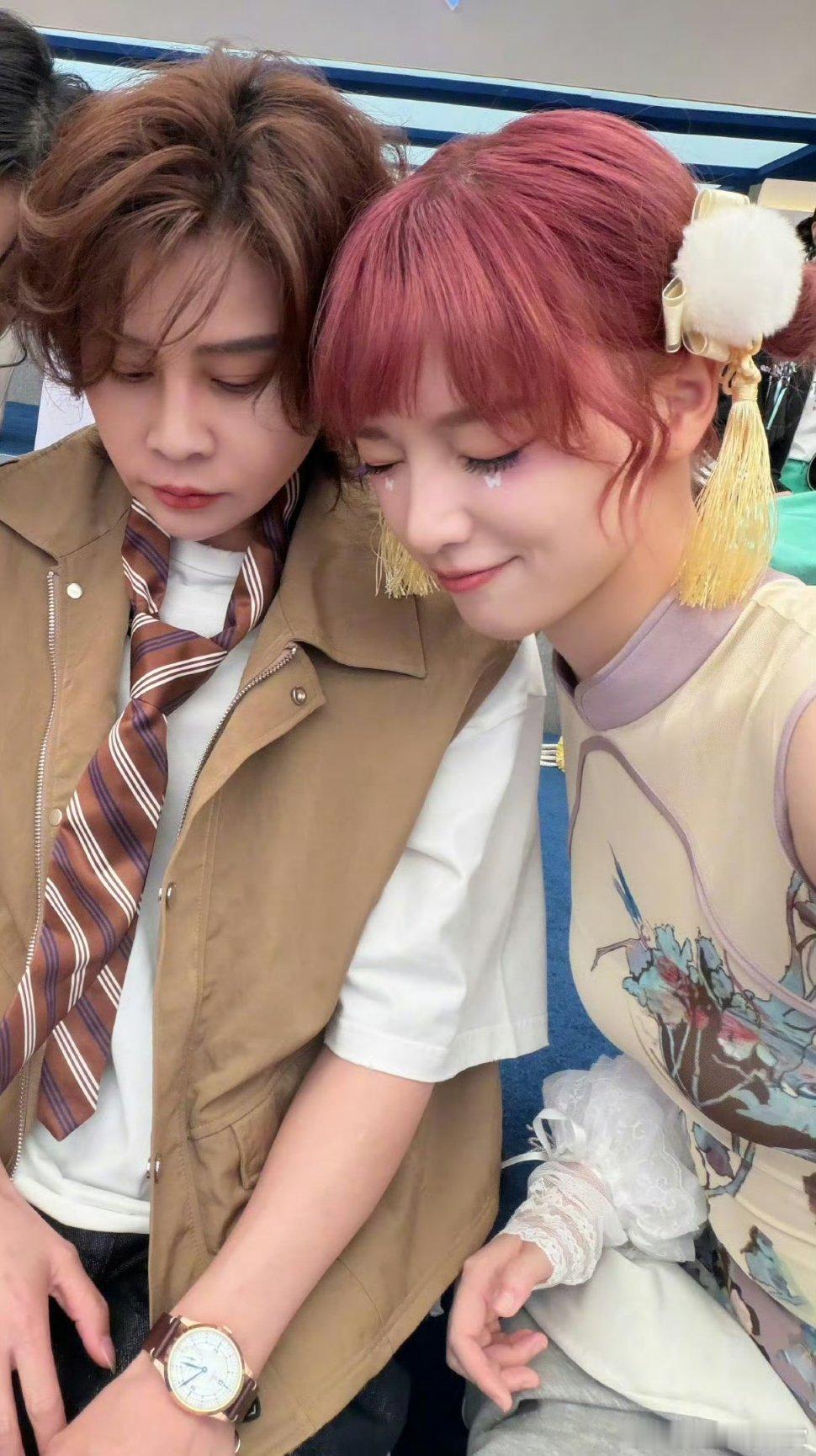 黄灿灿蹭王濛共创额度黄灿灿拉王濛拍搞笑共创视频，濛主嘴上吐槽动作土却全程配合，网