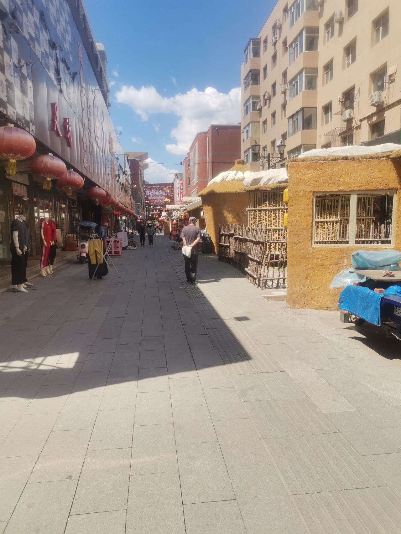 5月29号，在吉林市，百年东市场人流稀疏，往昔的辉煌早已不复存在。

今日虽是周