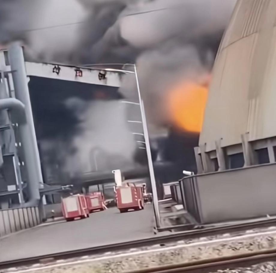 这些消防应急的小伙子们真的是太勇敢了！现场他们刚到的时候，还没有明火，
就短短不