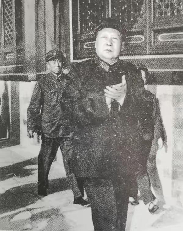 有一次毛主席接见红卫兵，北京军区司令员郑维山中将站在外围警戒。突然他发现一辆汽车