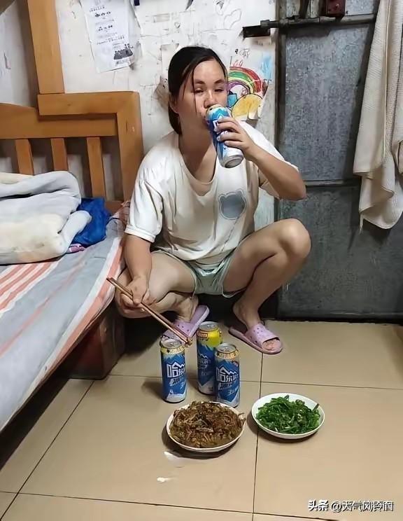 狭小简陋的出租屋里，结束一天奔波的打工妹席地而坐。没有精致餐桌，几样简单小菜、几