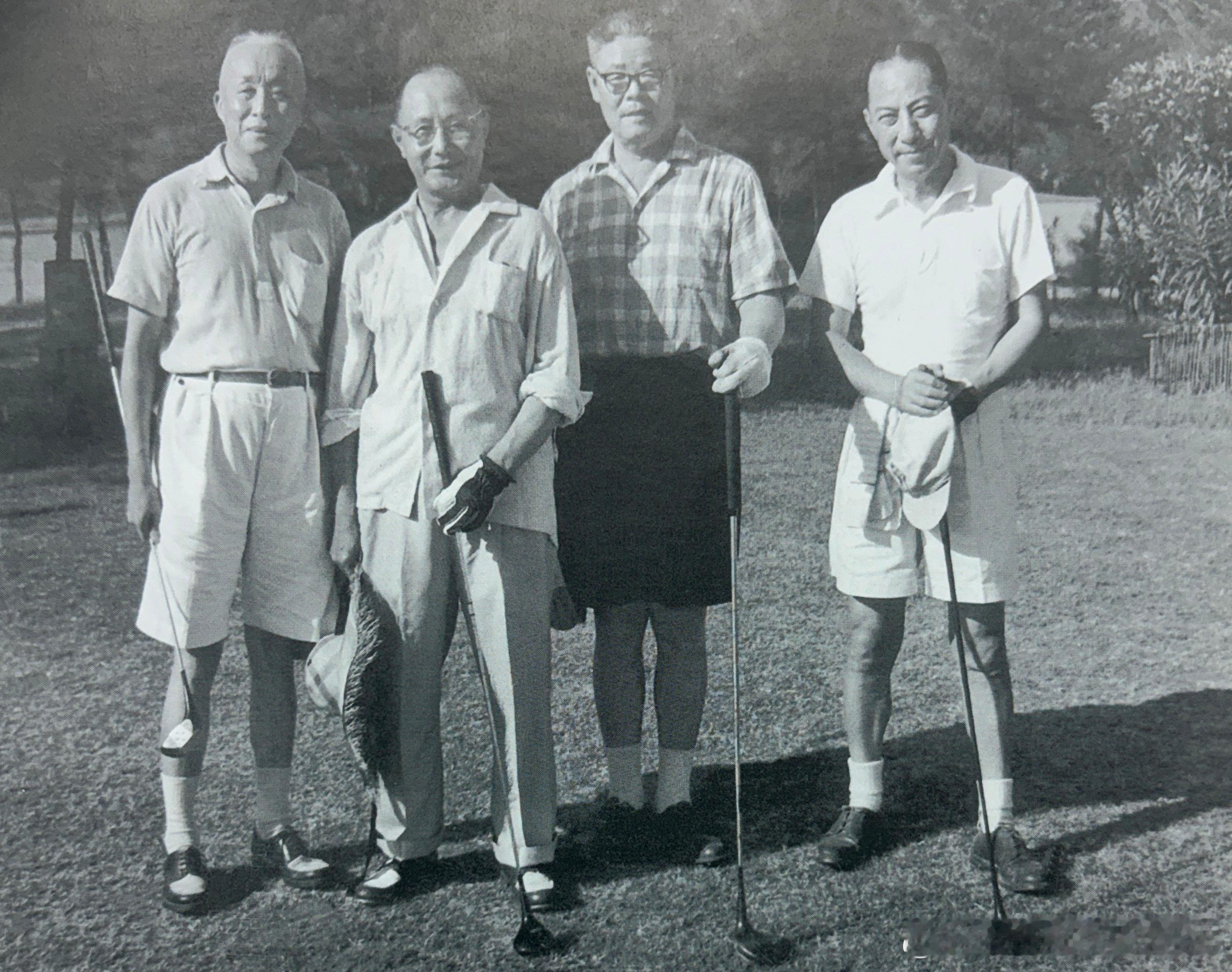 1959年台北高尔夫球俱乐部举办金门杯高尔夫球比赛，图为参赛的达官贵人，左起陈长