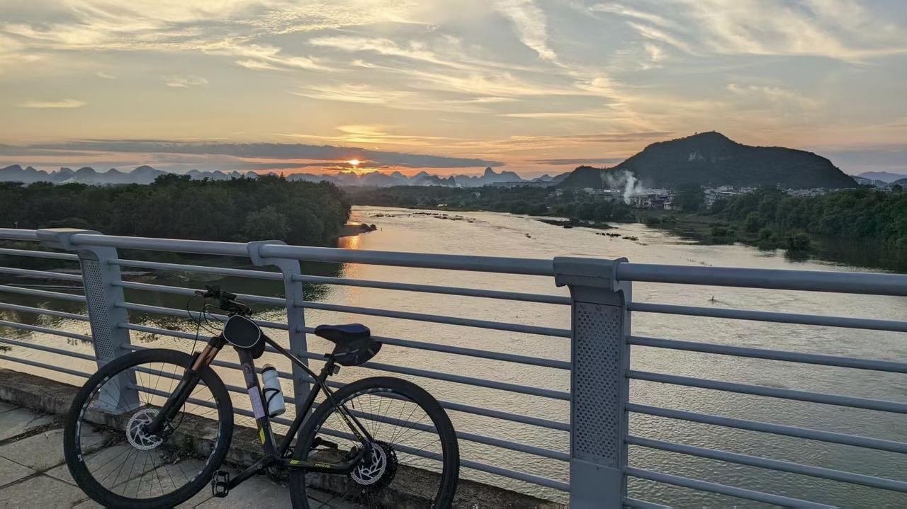 突然间对夕阳产生了感悟。

旧时有一大汉奸金圣叹在临被砍头前作了一首绝命诗：战鼓
