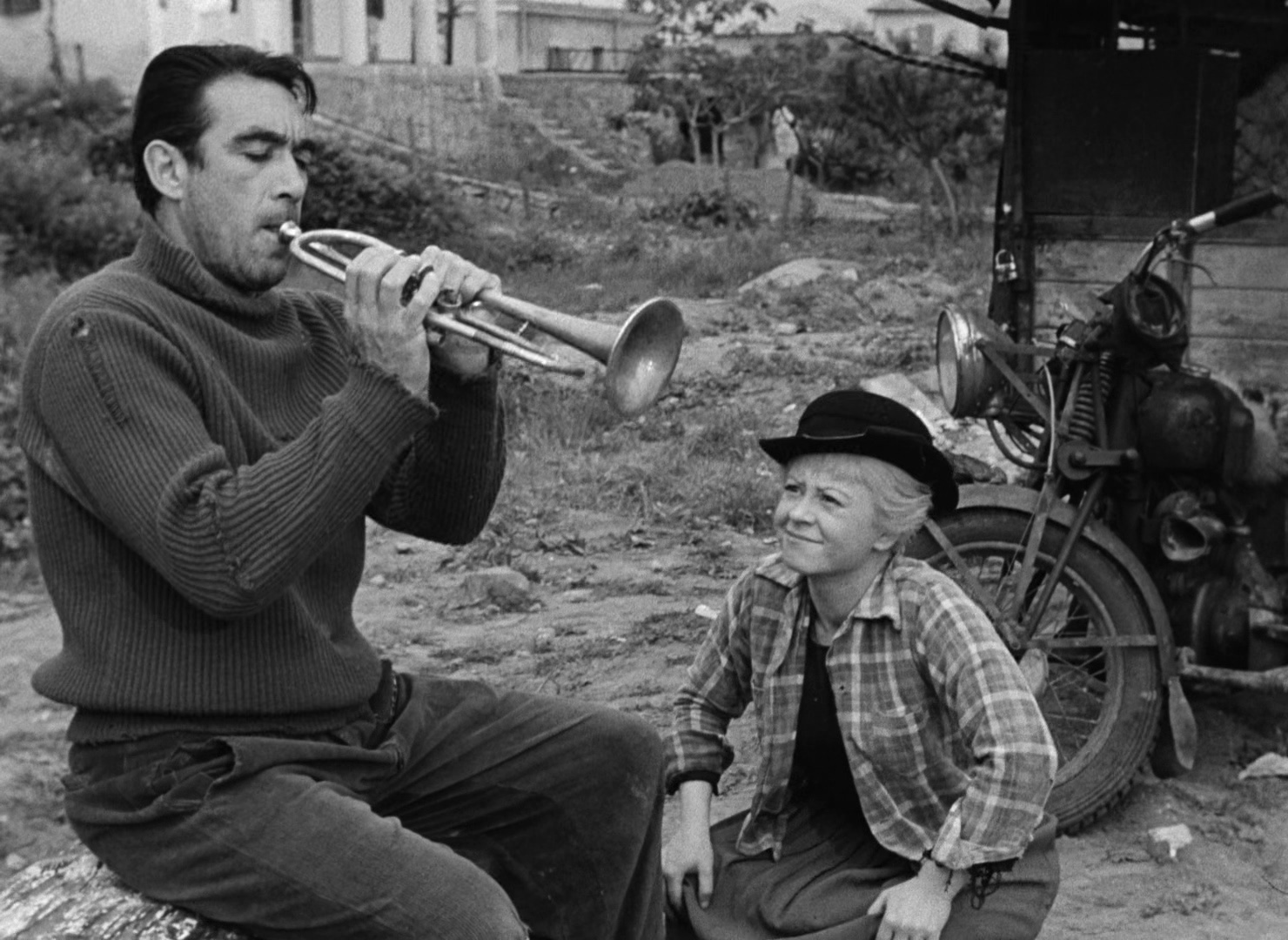 费德里科·费里尼导演电影《大路》（1954）的一张定帧图今天是费费的106周年诞