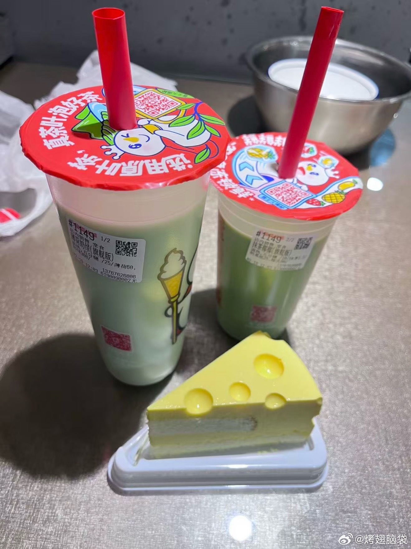 大家最近都小心点吧本来这个月说好不再喝奶茶，但是刚刚一不小心手机从衣服口袋里飞出