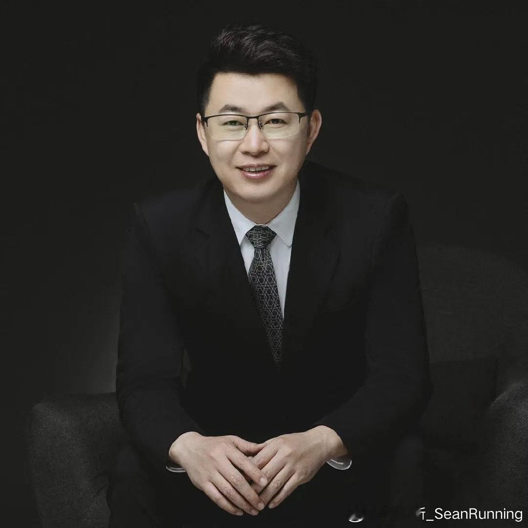 荣耀前中国区CMO姜海荣近期已加入长安汽车，出任旗下深蓝汽车CEO一职。姜海荣是