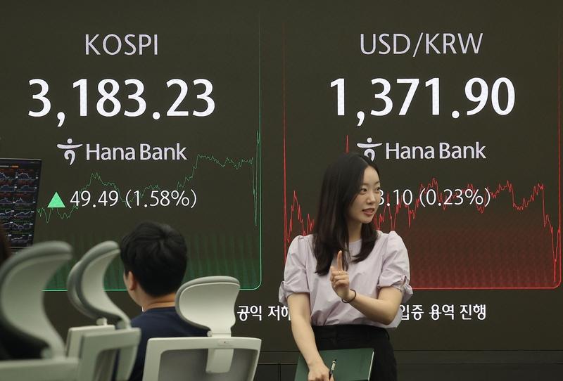 韩国股市最近涨疯啦！韩国基准股指KOSPI综合指数25日首次升破6000点，今年