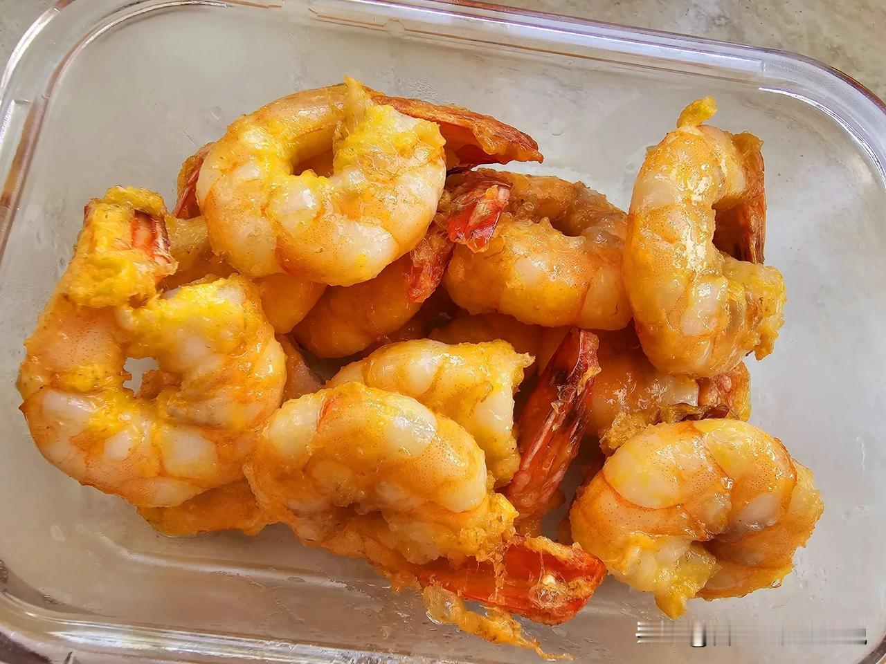 今日份大领导的配送午餐

炸黄虾虾仁
黄油煎黑鳕鱼
娃娃菜豆腐炖五花肉
发面大饼